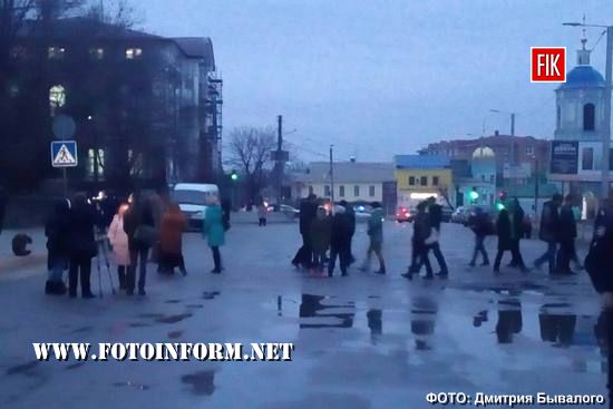 Біля Кіровоградської обласної прокуратури батьки та громадські активісти перекрили дорогу. Вони таким чином висловлюють своє ставлення проти затримання групи осіб «Білі леви».